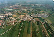 847389 Luchtfoto van de S17 (van linksonder, de secundaire provinciale weg Lopik-Nieuwegein) bij IJsselstein, uit het ...